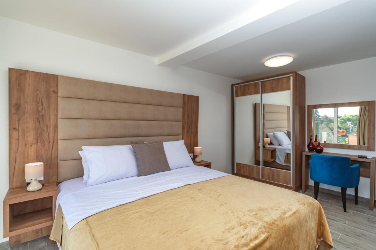 Mika'S Seaview Apartments Бар Стая снимка