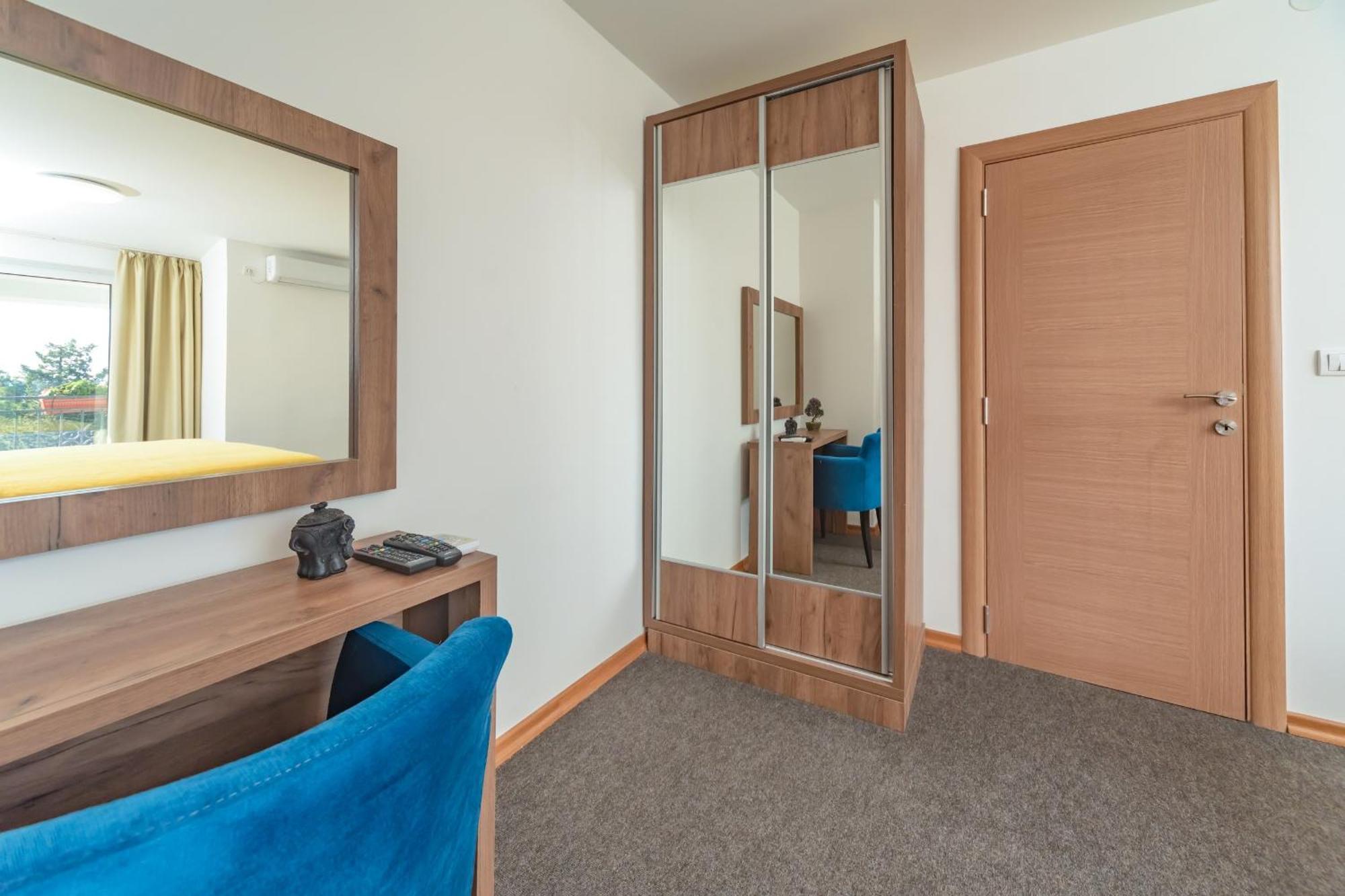 Mika'S Seaview Apartments Бар Стая снимка