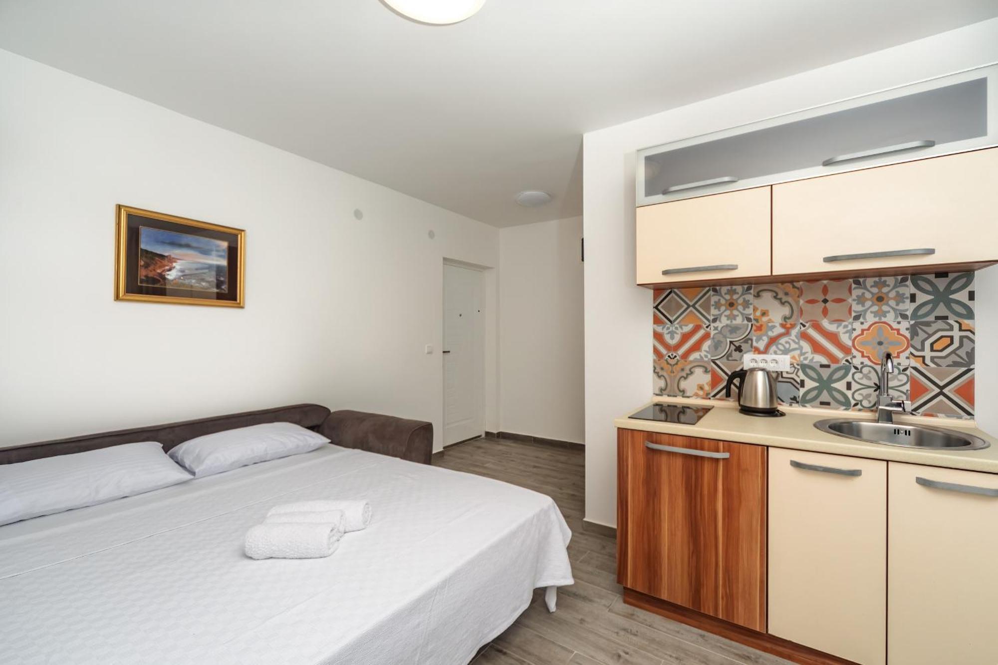 Mika'S Seaview Apartments Бар Стая снимка