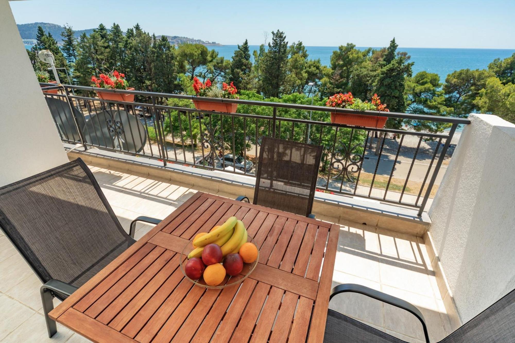 Mika'S Seaview Apartments Бар Стая снимка